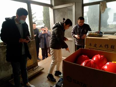 调整大小 3.区人社局杜秀丽主任现场查看劳保用品管理情况.jpg 调整大小 3.区人社局杜秀丽主任现场查看劳保用品管理情况.jpg